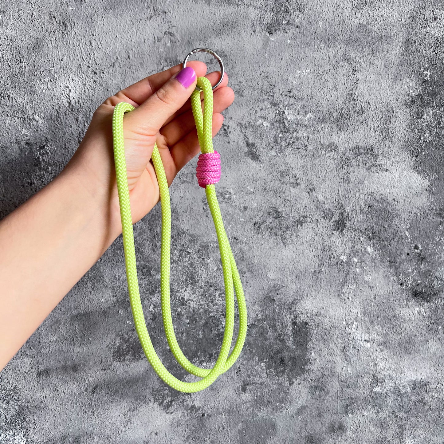 SCHLÜSSELANHÄNGER LIME x PINK