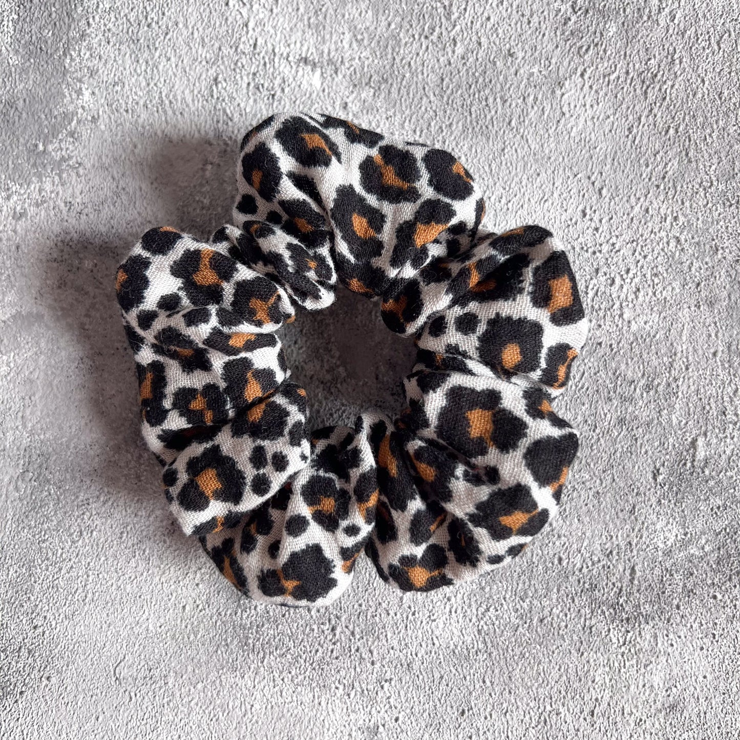 SCRUNCHIE LEO