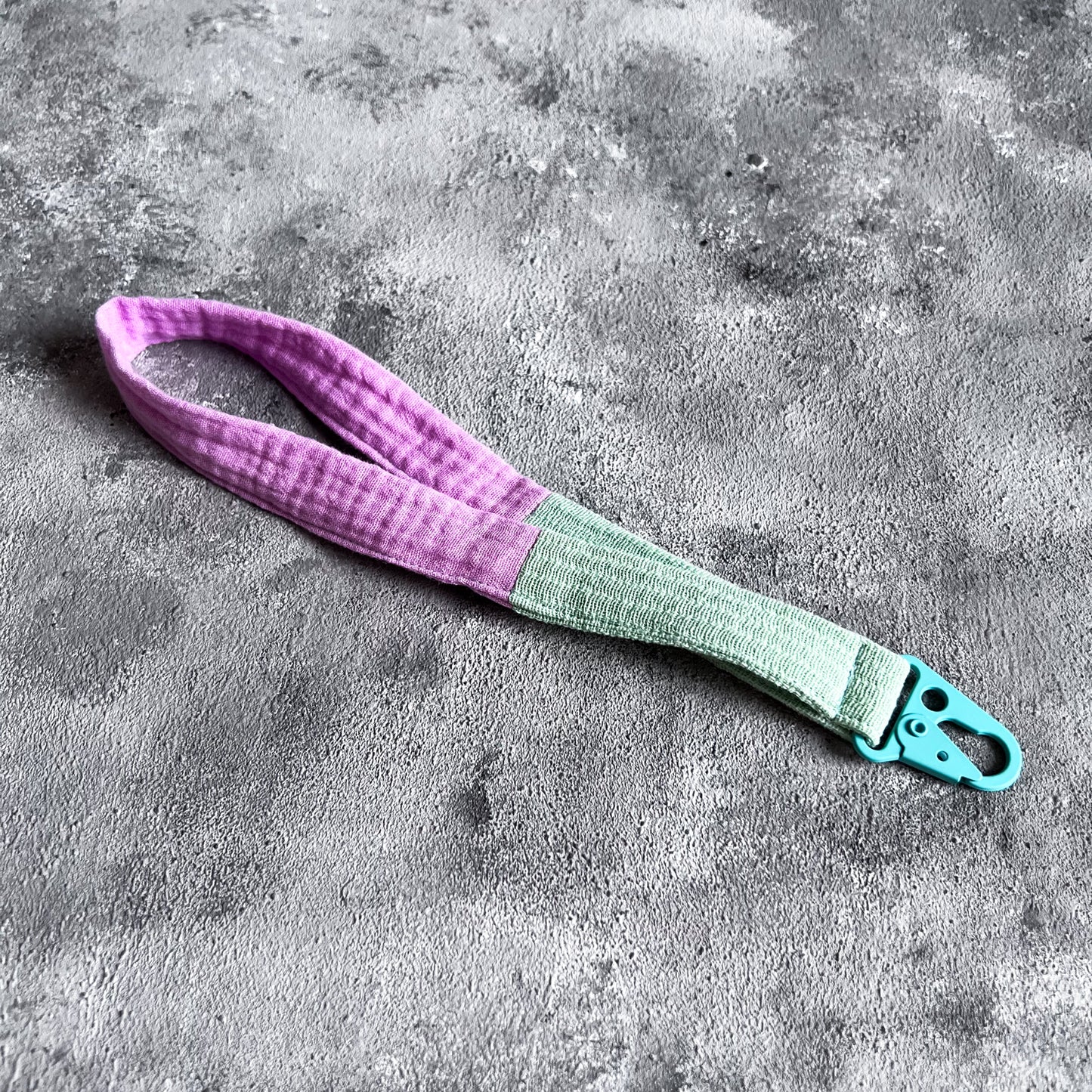 SCHLÜSSELANHÄNGER LAVENDER x GREEN