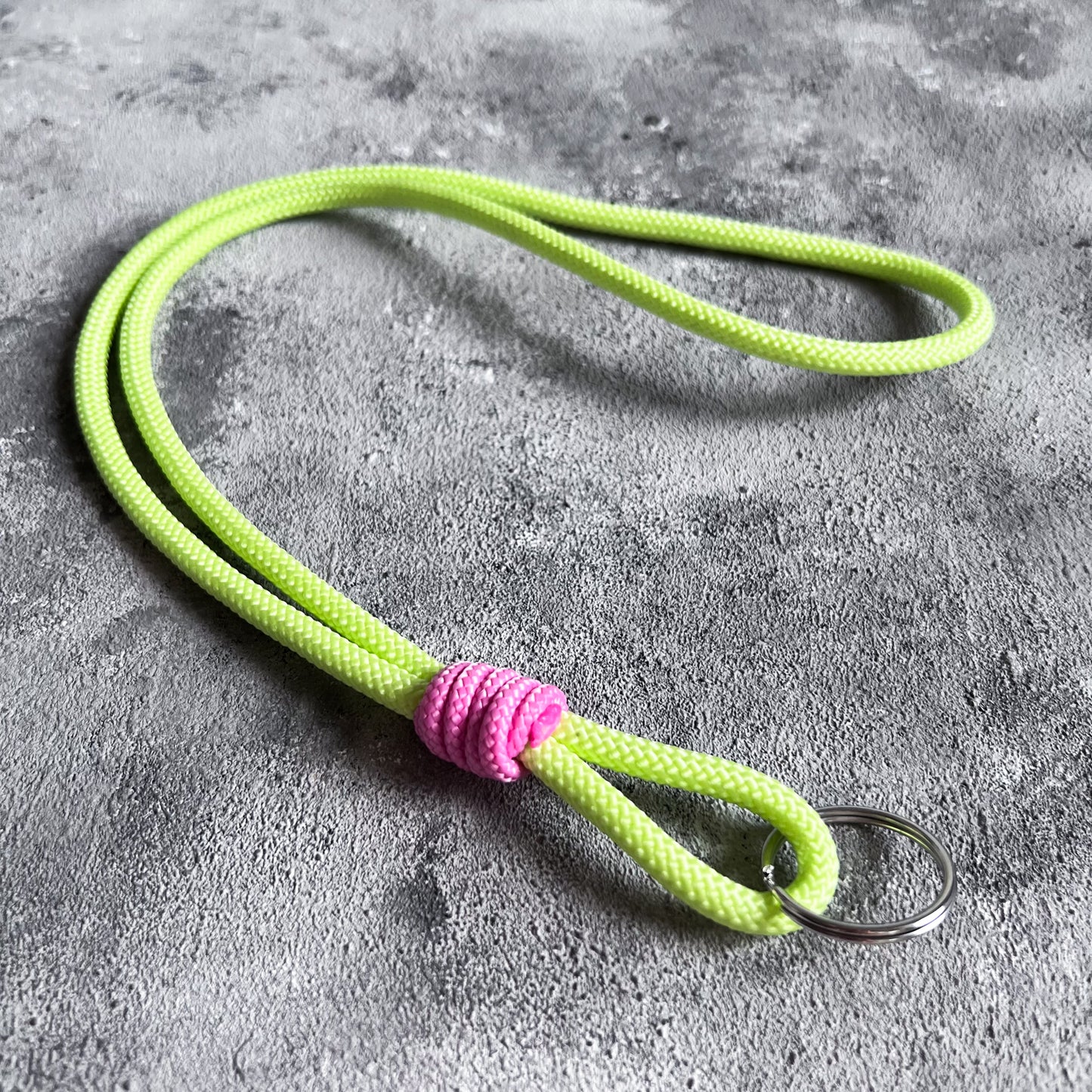 SCHLÜSSELANHÄNGER LIME x PINK