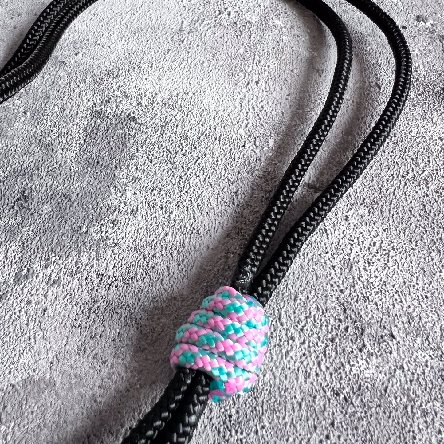 SCHLÜSSELANHÄNGER BLACK