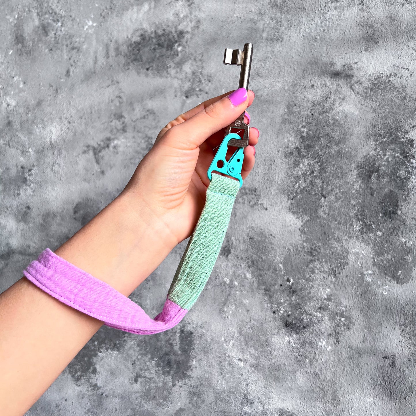 SCHLÜSSELANHÄNGER LAVENDER x GREEN