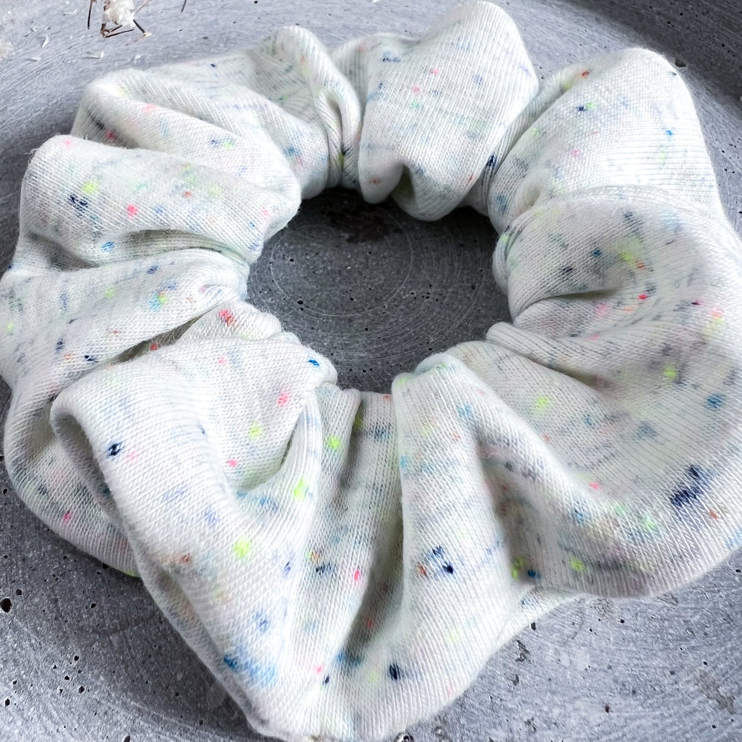 SCRUNCHIE NEON DOTS